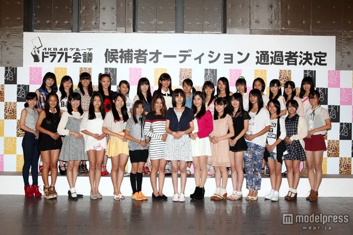 「AKB48グループ ドラフト会議」候補者(前列左から7番目・込山優香さんは辞退)/(C)AKS