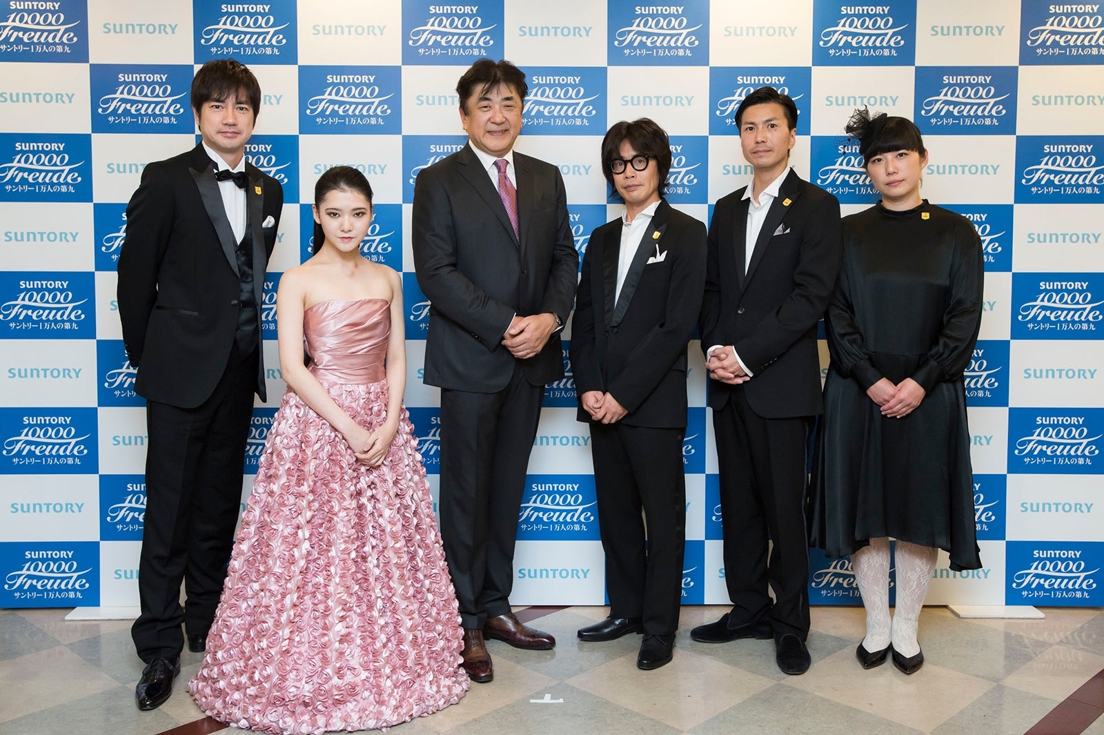 （左から）羽鳥慎一、服部百音、佐渡裕、岸田繁、佐藤征史、ファンファン （画像提供：毎日放送）