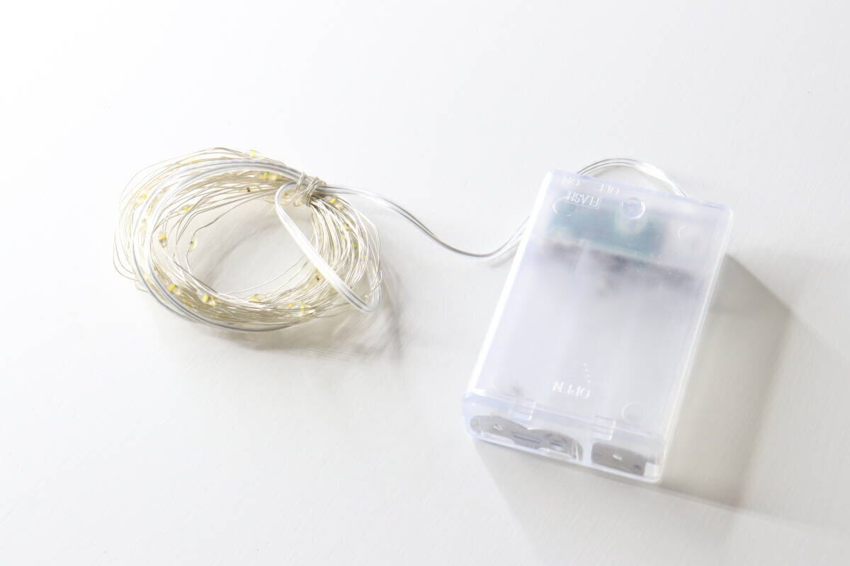 パッケージから出した状態のストリングライトと透明な電池ボックス。 パッケージから出した状態のストリングライトと透明な電池ボックス。