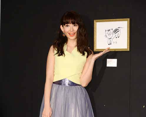 小嶋陽菜、春の淡色ガーリーコーデは“リップ”がポイント!<ファッションチェック>