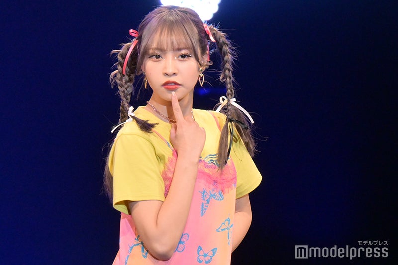 今日好き」向葵まる、大胆スリットがSEXY 鮮やかリップ×三つ編み 今日好き」向葵まる、大胆スリットがSEXY 鮮やかリップ×三つ編み