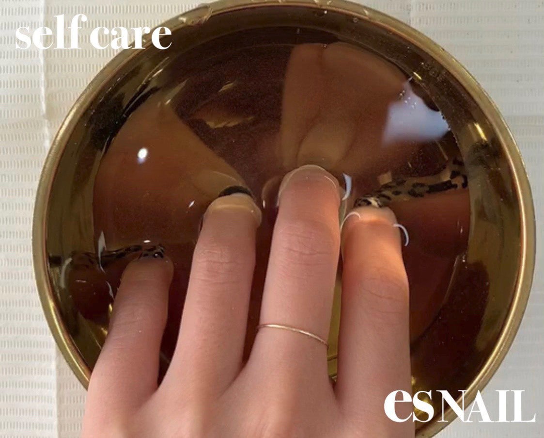 ぬるま湯に甘皮がふやけるまで指先をつける（画像提供：esNAIL）