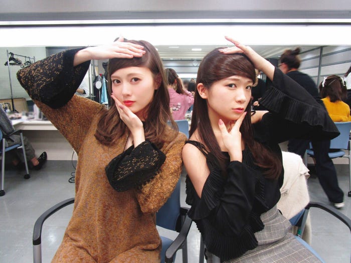 「遊ぶ」白石麻衣と秋元真夏(提供写真)