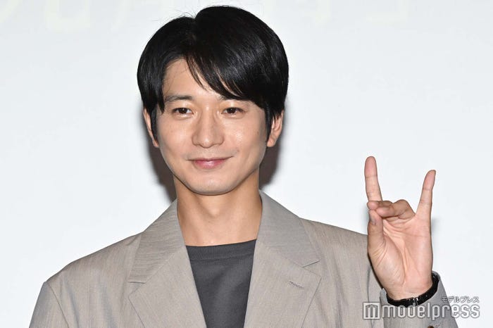 ポーズを決める向井理 (C)モデルプレス