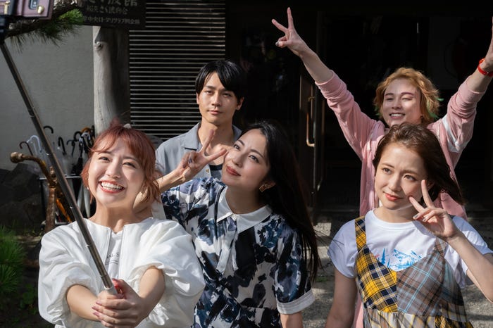 (左手前から時計回りに)大原優乃、小島梨里杏、松田元太、柾木玲弥、大原櫻子「結婚予定日」第5話より(C)「結婚予定日」製作委員会・MBS