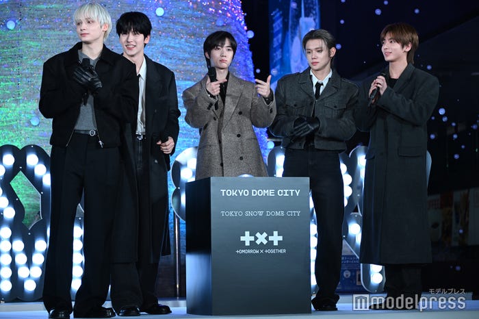 踊り出すTOMORROW X TOGETHER①/(左より)SOOBIN(スビン)、HUENINGKAI(ヒュニンカイ)、BEOMGYU(ボムギュ)、YEONJUN(ヨンジュン)、TAEHYUN(テヒョン)(C)モデルプレス