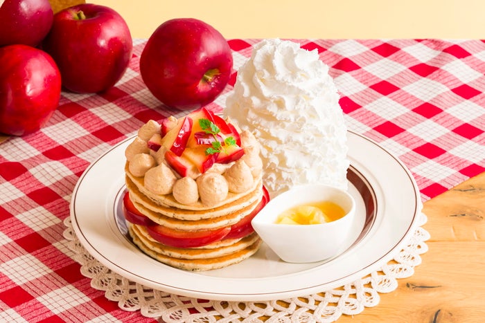 りんごと紅茶のパンケーキ／画像提供：Eggs’n Things Japan