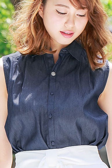 ビジュー付ショート丈デニムノースリーブフレアシャツブラウストップス「神戸レタス」1990円（税込）