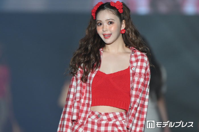 藤田ニコル、舌ペロで会場悩殺 ハーフツインで可愛さ全開【TGC熊本2024】