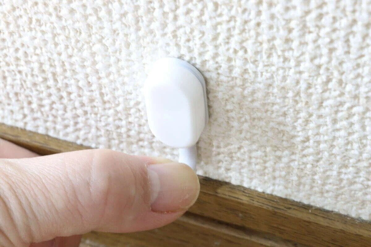 ダイソー　壁面にしっかり固定ピンフック（クロスタイプ、ダブル、ホワイト）　耐荷重量
