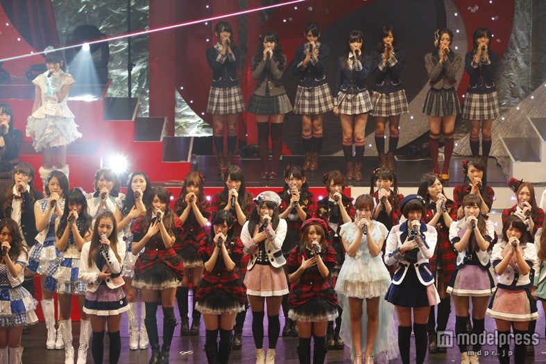 AKB48グループ全員で「誰かのために」を熱唱（C）AKS