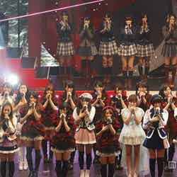 AKB48グループ全員で「誰かのために」を熱唱（C）AKS