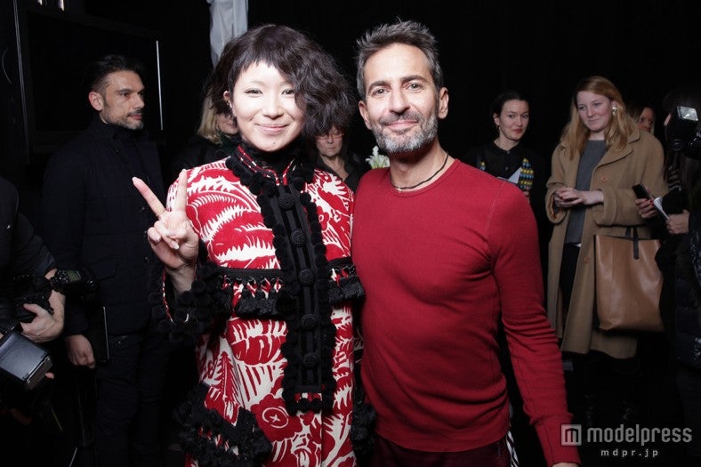 椎名林檎（左）とデザイナーのマーク・ジェイコブス氏（右）