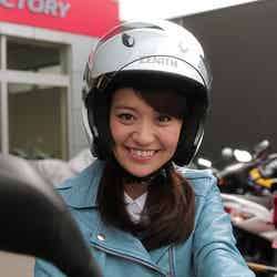 バイクに乗り笑顔の大島優子／ヤマハWEBムービー「トリシティ、納車！」篇