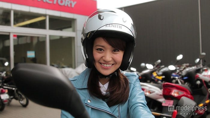 バイクに乗り笑顔の大島優子/ヤマハWEBムービー「トリシティ、納車!」篇