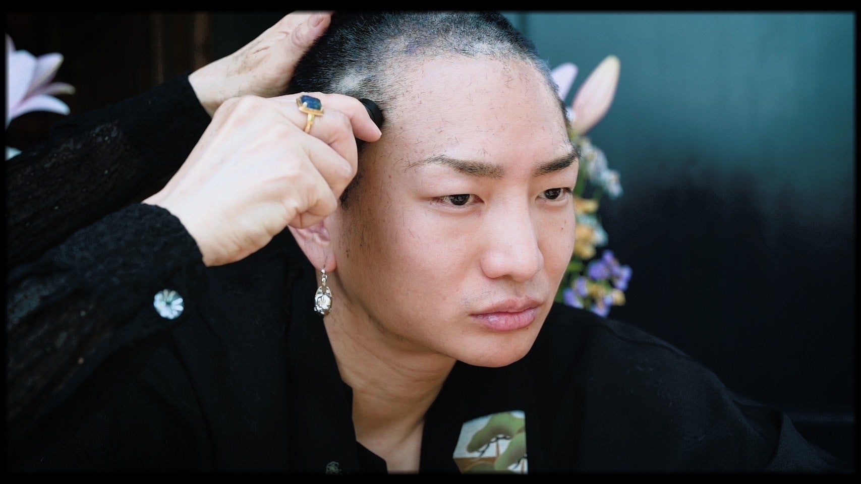 DJ社長、坊主頭に大胆イメチェン “父の命日に撮影”ソロ曲MVで母がバリカン