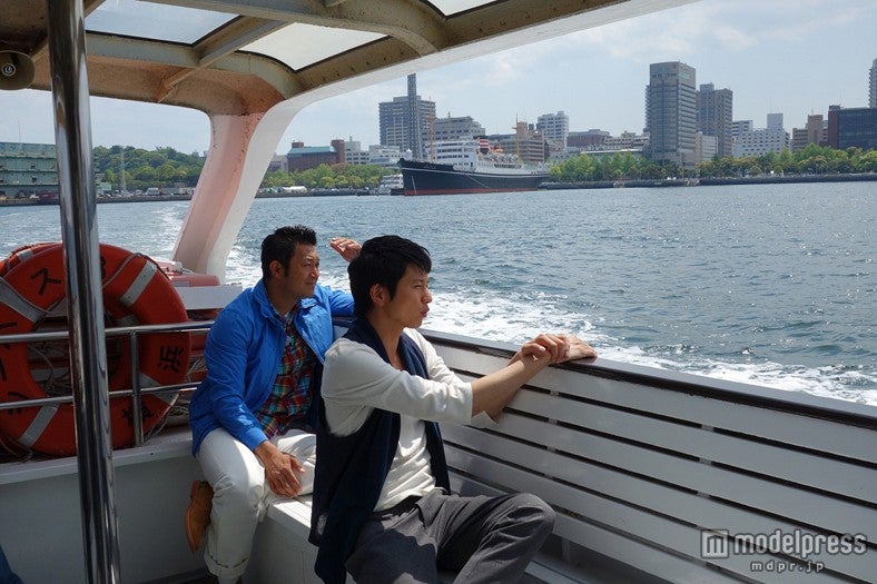 水上バスで風を受ける