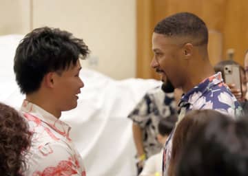 阪神 V旅行に退団のデュプランティエ登場！近本光司＆及川雅貴らと抱き合う DeNA入りが確実の助っ人右腕 来季は連覇の障壁に