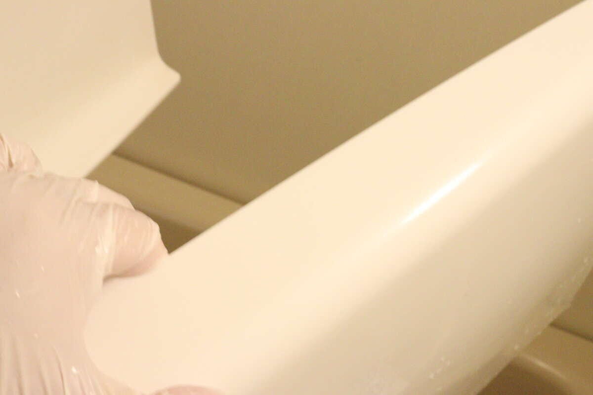 ダイソーの水アカ用洗浄剤でキレイになったお風呂のイス