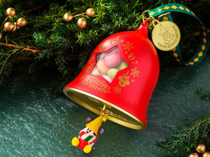 カラフルチョコレート ミニスナックケース付き 1100円。東京ディズニーランド「ヒューイ・デューイ・ルーイのグッドタイム・カフェ」、東京ディズニーシー「セバスチャンのカリプソキッチン」などにて販売