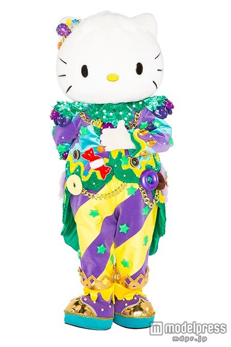 ポップでカラフルな衣装（C）2015 SANRIO CO．，LTD．（C）Sebastian Masuda（C）’76，’79，’84，’85，’88，’89，’93，’01，’05，’12，’13，’15 SANRIO