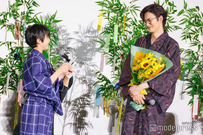 サプライズに喜ぶ岡田将生(C)モデルプレス