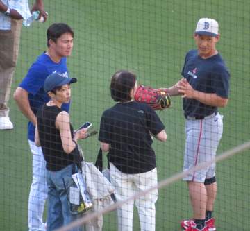 山本由伸と吉田正尚が笑顔で再会！オリックスV＆WBC世界一貢献の元同僚が2日に初対決へ