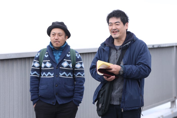 撮影現場にて、白石監督と沖田監督 (C)鈴木良雄・小学館/「フルーツ宅配便」製作委員会
