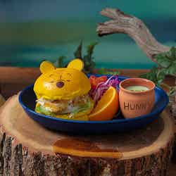 「プーさん」不思議な夢の中のチキンバーガー税込2,079円（C）Disney．Based on the “Winnie the Pooh” works by A．A．Milne and E．H．Shepard．