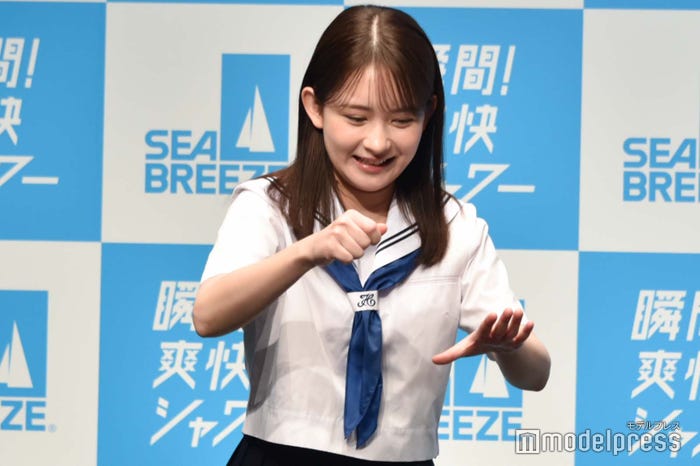 受験勉強のジェスチャーをする畑芽育(C)モデルプレス