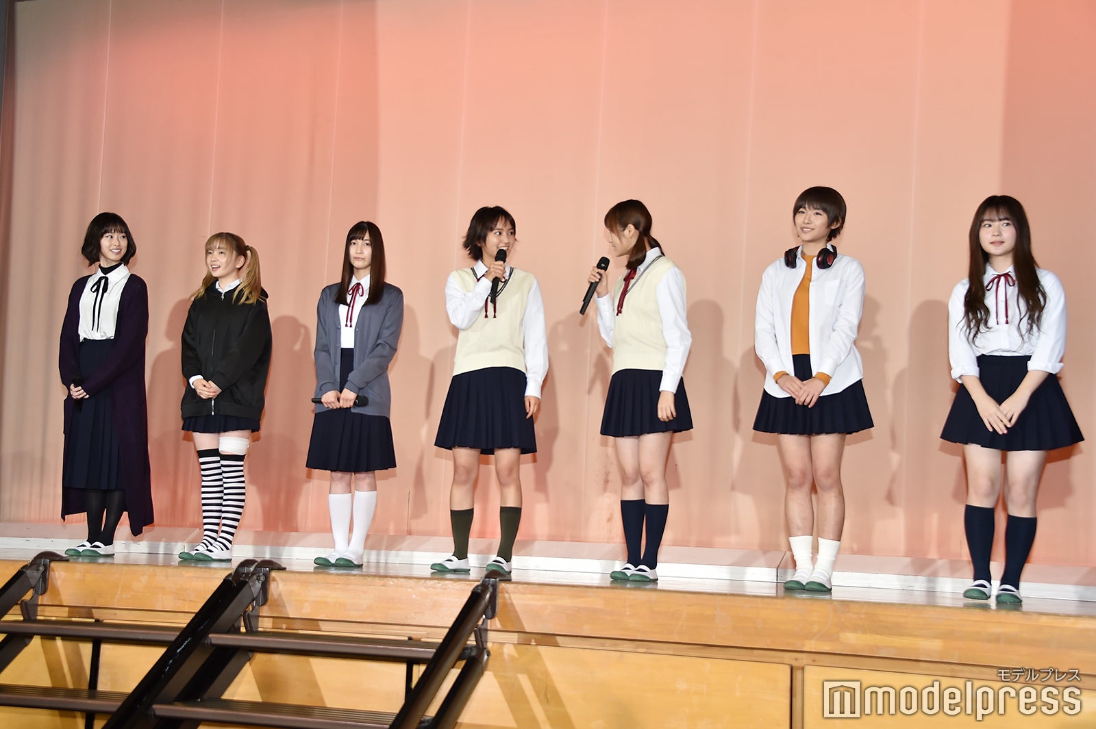 （左から）井本彩花、福地桃子、中村ゆりか、岡田結実、恒松祐里、浅川梨奈、畑芽育（C）モデルプレス