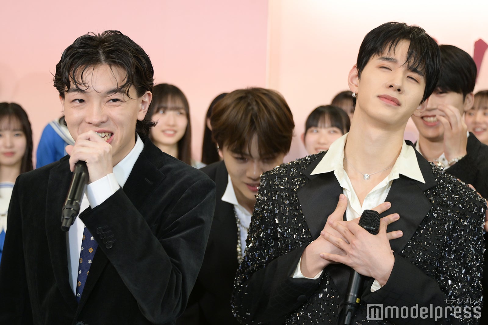 imaseの言葉を噛みしめる佐藤景瑚、後ろで感謝する鶴房汐恩、木全翔也（C）モデルプレス