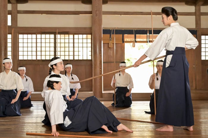 志田彩良、今田美桜、瀧内公美「あんぱん」第23話(C)NHK