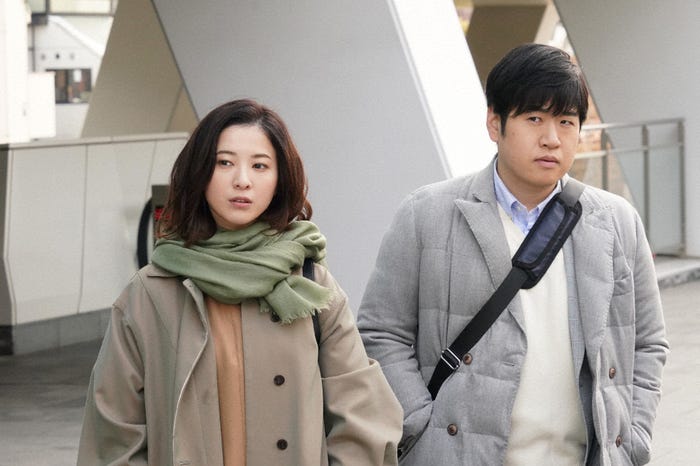 (左)スモーキーカラーを多用したコーディネート(C)日本テレビ