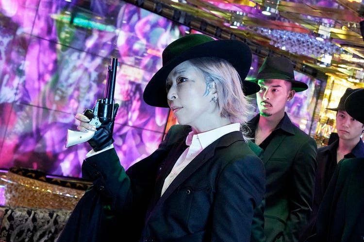 画像4 5 小栗旬は金髪ロン毛 土屋アンナは美バストチラリ Diner ダイナー モデルプレス