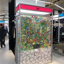 「エンポリオ・アルマーニ」青山店にゲームセンター