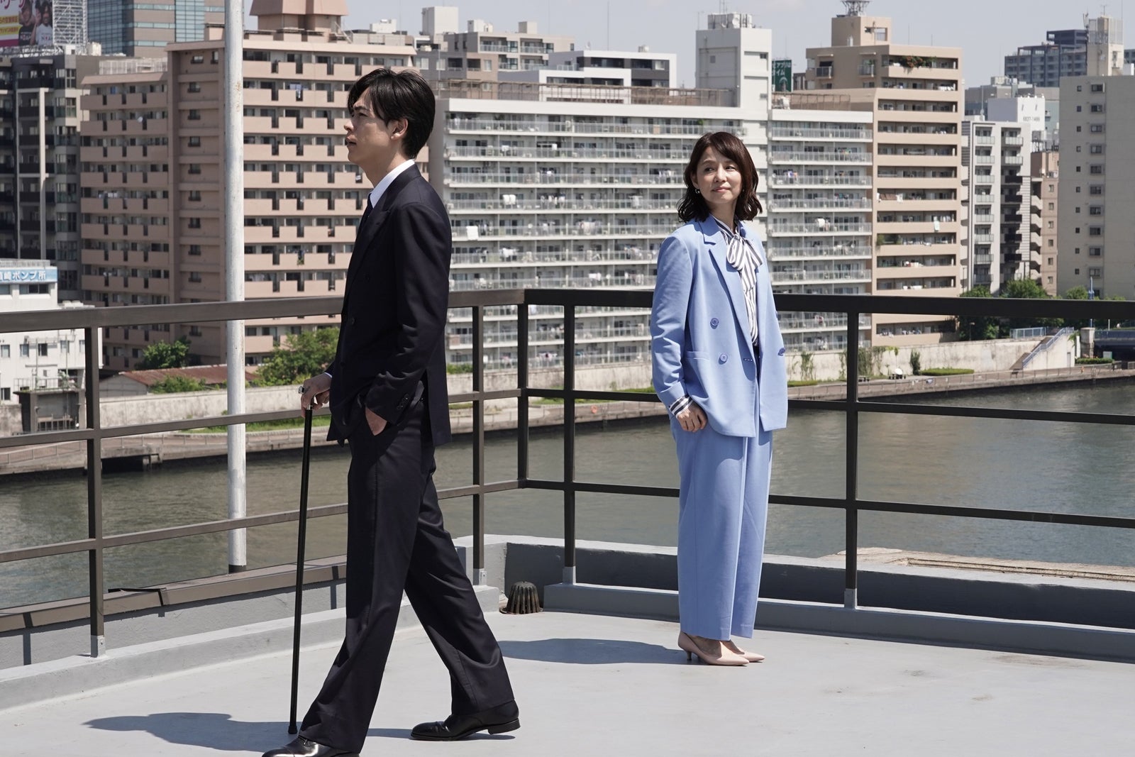 成田凌、石田ゆり子「転職の魔王様」第1話より（C）カンテレ