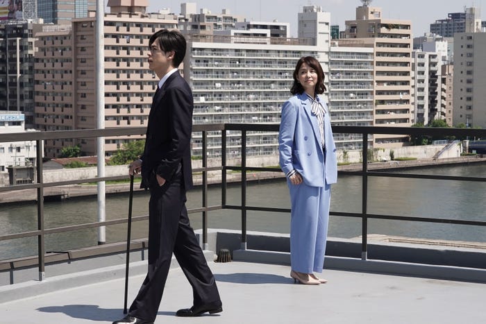 成田凌、石田ゆり子「転職の魔王様」第1話より(C)カンテレ