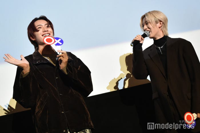 脇を締めてバッグを持つところからそのまま「おはよう」と手を振るNAOYAを再現する冨田侑暉(C)モデルプレス