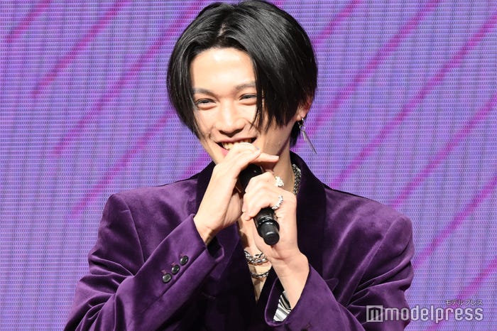 観客の声に照れる八木勇征(C)モデルプレス