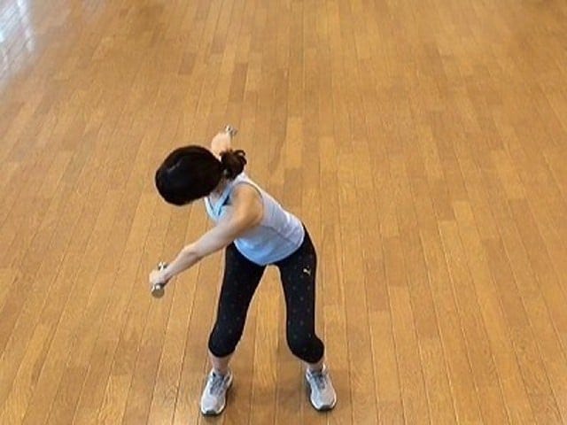 お腹の肉を落とすダイエット 腹筋3．腕を右後ろに伸ばすように意識しながら、両腕を右側に伸ばす