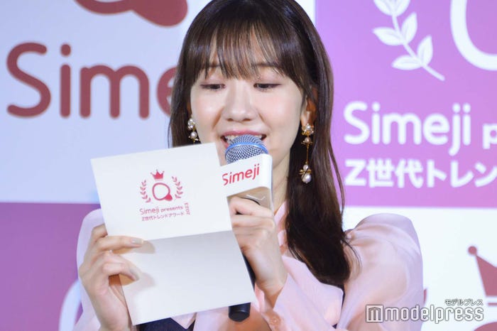 やす子のコメントを読む柏木由紀(C)モデルプレス