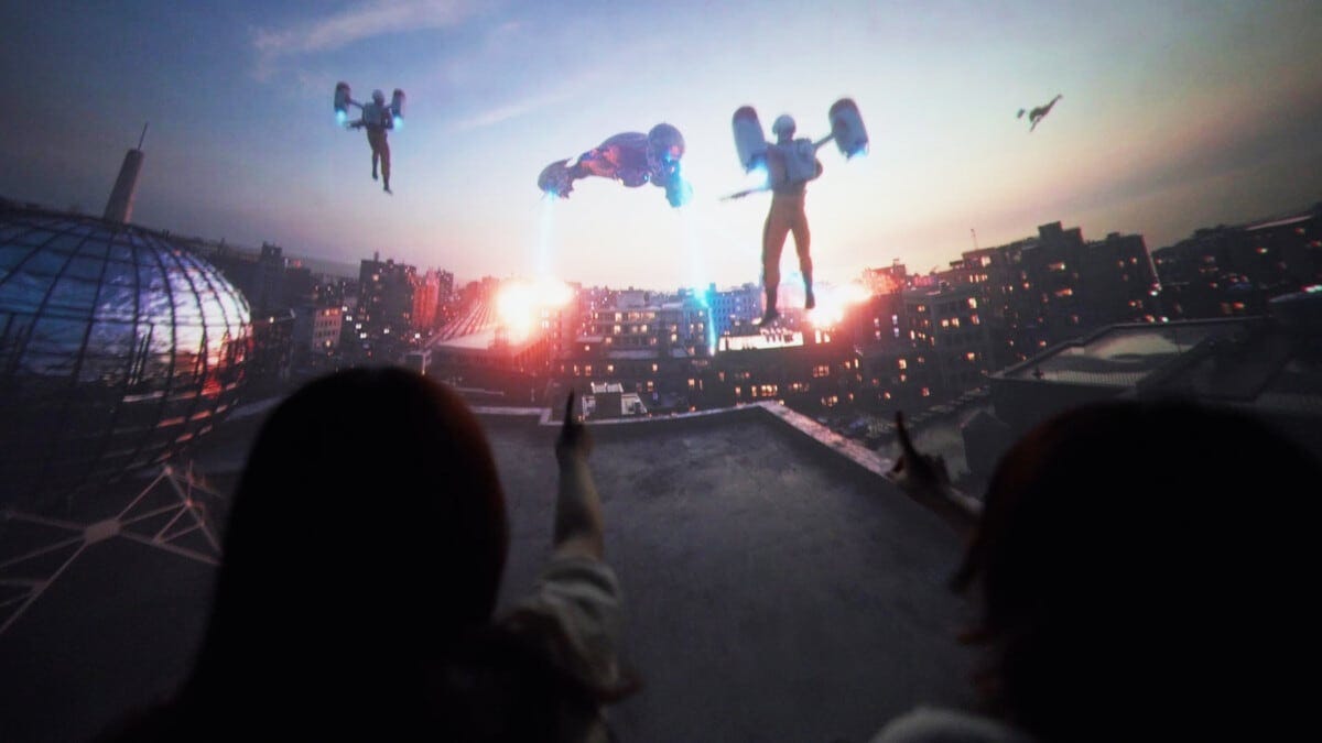 フローターを装着した科特隊のうしろをついていきます　(c)TSUBURAYA