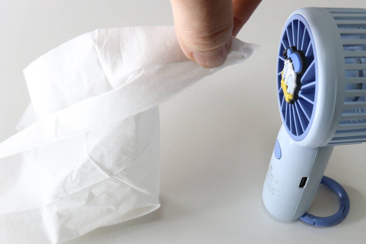 ダイソー　ミニ扇風機、充電式、クリップスタンド付（ドナルド／デイジー）　カラビナ　スタンド　風量