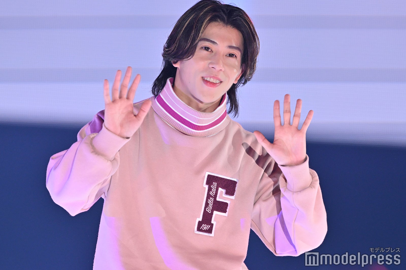 ピンク衣装で華やかに登場した末澤誠也（C）モデルプレス