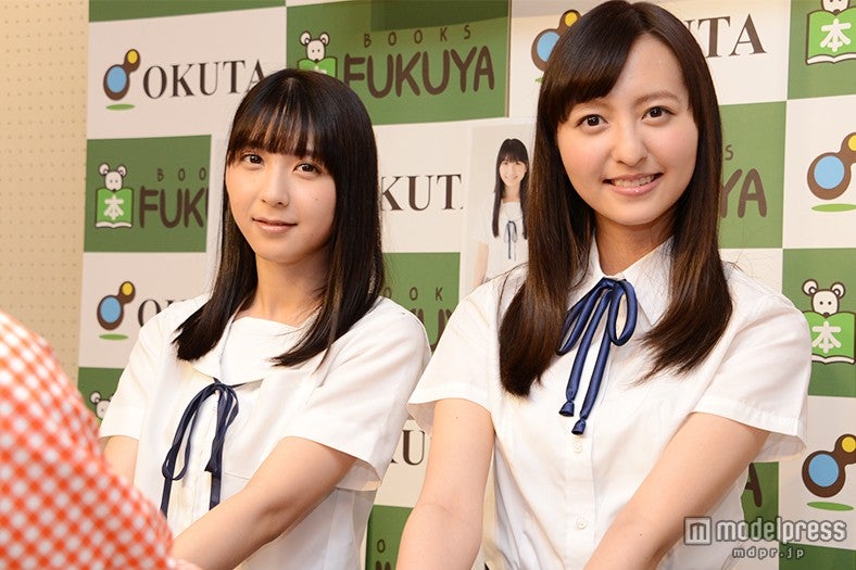 ファンとのペア握手会の様子／松岡菜摘（左）、森保まどか