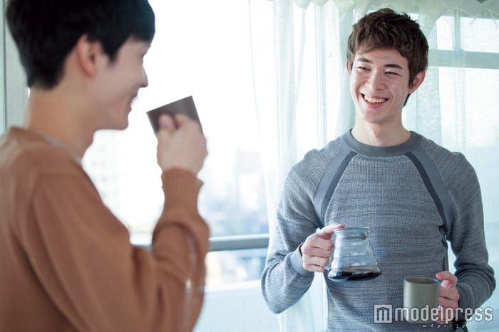 宮沢氷魚(右)/「MEN’S NON-NO」4月号(画像提供:集英社)