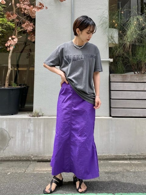 レディース Tシャツ 夏 コーディネート レディース コーディネート コーデ 着こなし おすすめ オススメ トレンド コツ おしゃれ お洒落 オシャレ 2022 夏 Tシャツ トップス グレー ロゴTシャツ ロゴT スカート パープル 紫 サンダル