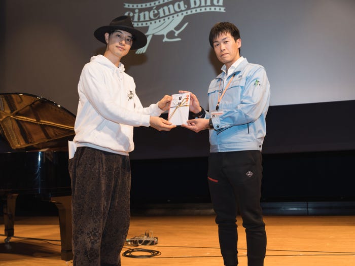斎藤工、稲岡健太郎町長(提供写真)