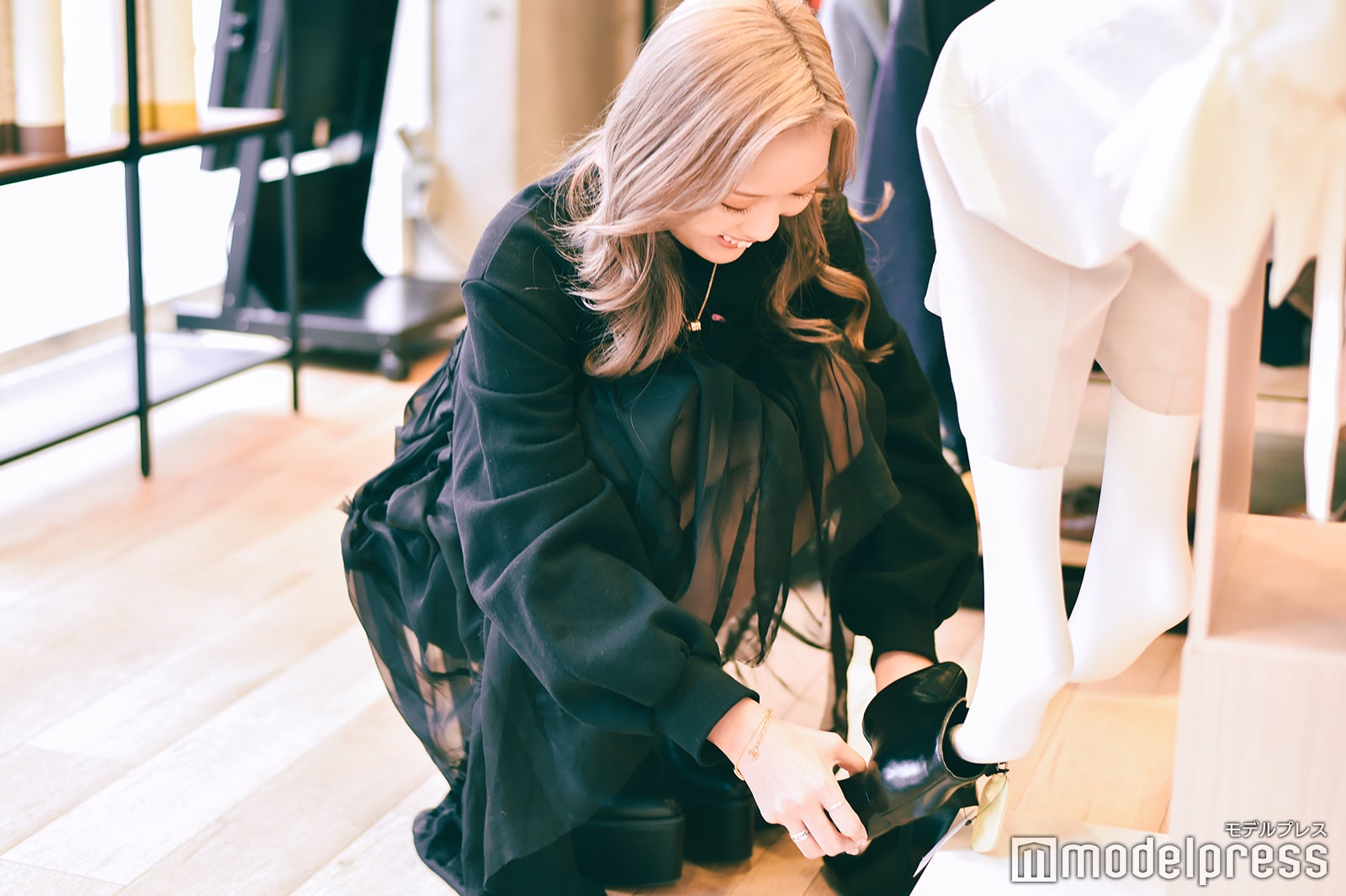 Vカットのヒールにテンションアップ （C）モデルプレス